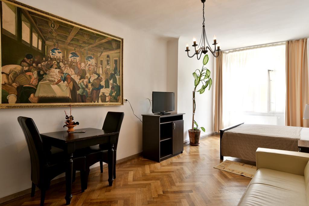 Отель Da Vinci Брашов Экстерьер фото